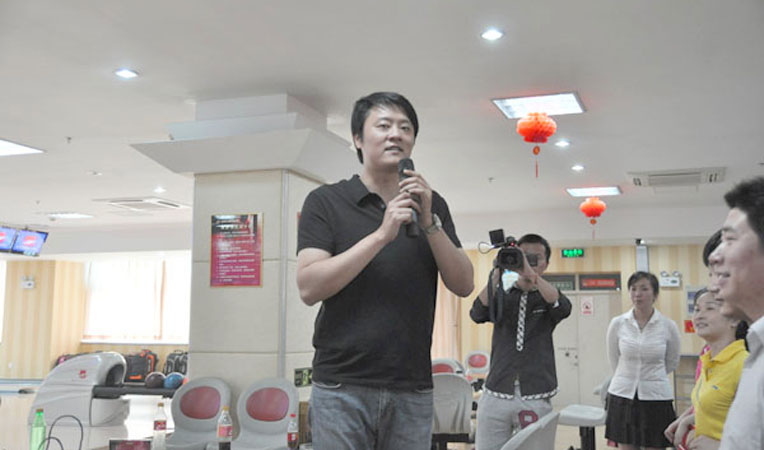 華億集團(tuán)總裁項(xiàng)領(lǐng)做賽前動(dòng)員,激勵(lì)參賽選手