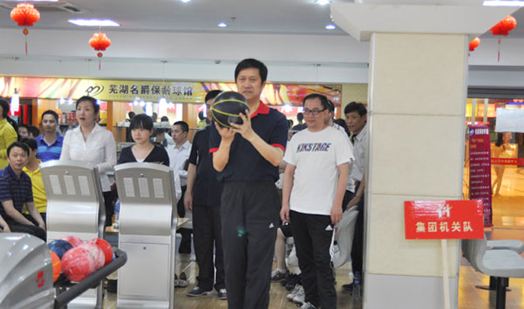 華億集團(tuán)董事長(zhǎng)項(xiàng)義水代表集團(tuán)機(jī)關(guān)隊(duì)參賽