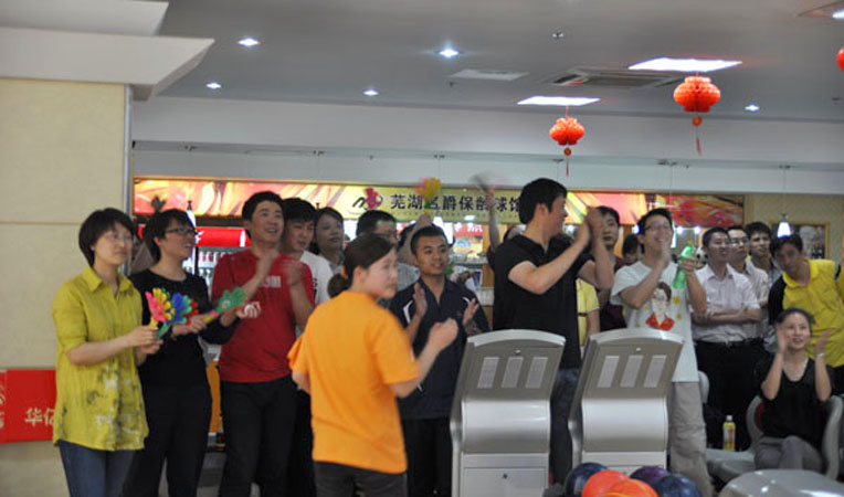 啦啦隊(duì)員給打滿(mǎn)貫的選手喝彩