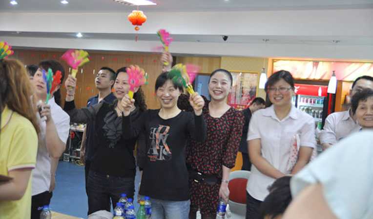 現(xiàn)場(chǎng)啦啦隊(duì)員加油助威