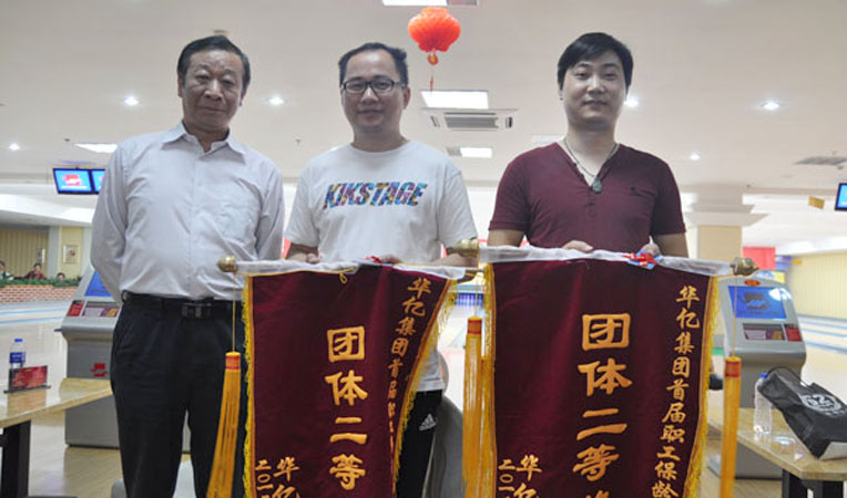 集團(tuán)副總裁顧踴躍為團(tuán)體第二名代表頒獎(jiǎng)