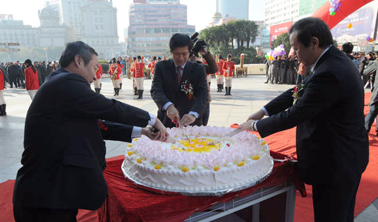 集團(tuán)董事長(zhǎng)項(xiàng)義水?dāng)y副總裁陳東吉、顧踴躍切開(kāi)生日蛋糕