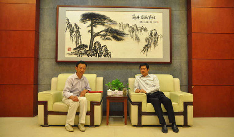 華億集團(tuán)董事長項義水與農(nóng)業(yè)專家劉運廣親切交談