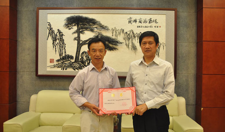 董事長項義水為劉運廣頒發(fā)聘任證書