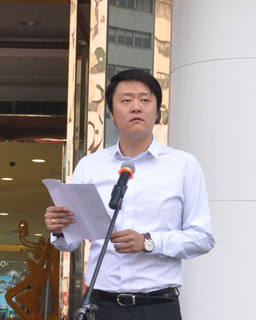 華億集團(tuán)總裁兼華億國際總經(jīng)理項(xiàng)領(lǐng)發(fā)表講話