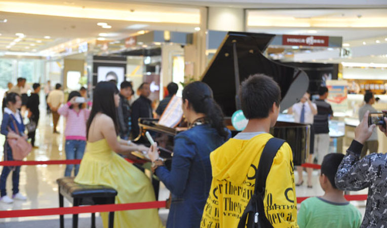 鋼琴演奏充滿了藝術(shù)的氣息