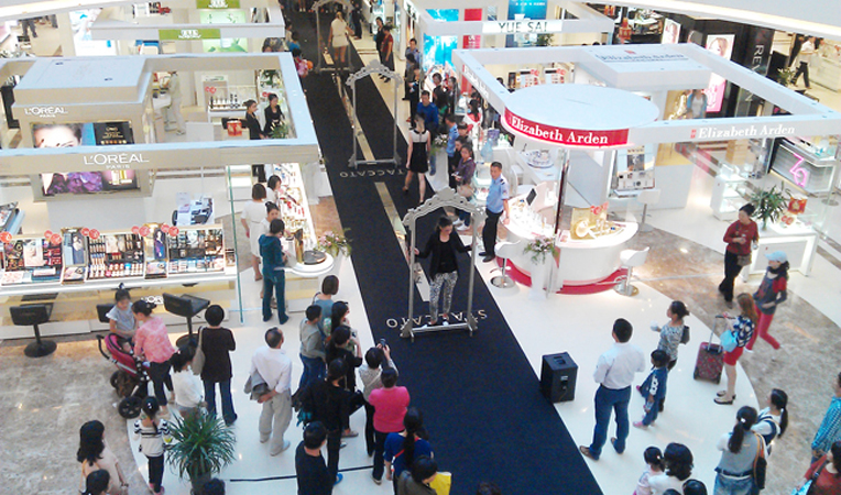 模特表演吸引著顧客駐足觀看