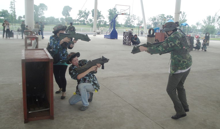 緊張刺激的真人CS項目——正面“火拼”