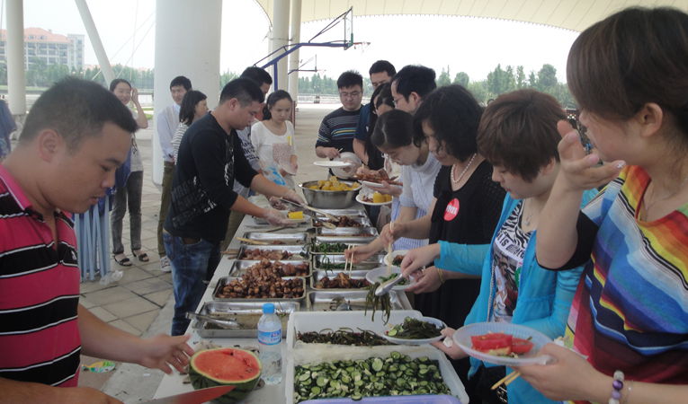 華億影迷俱樂部會員影迷在燒烤區(qū)前間排起了長長的隊伍