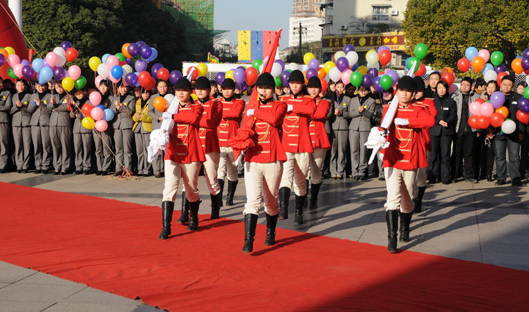 華億集團升國旗已經成為中山路步行街一道風景