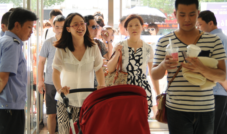 顧客推著嬰兒車進(jìn)場 享受愉悅購物氛圍