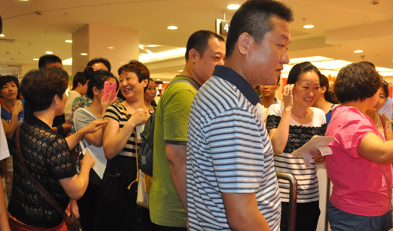 大搶節華億國際購物中心人流高峰,消費者瘋狂搶購