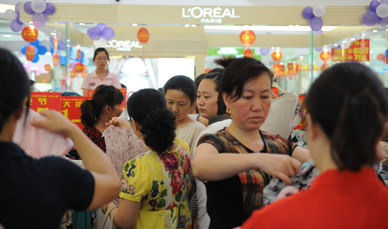 大搶節華億國際購物中心人流高峰,消費者瘋狂搶購