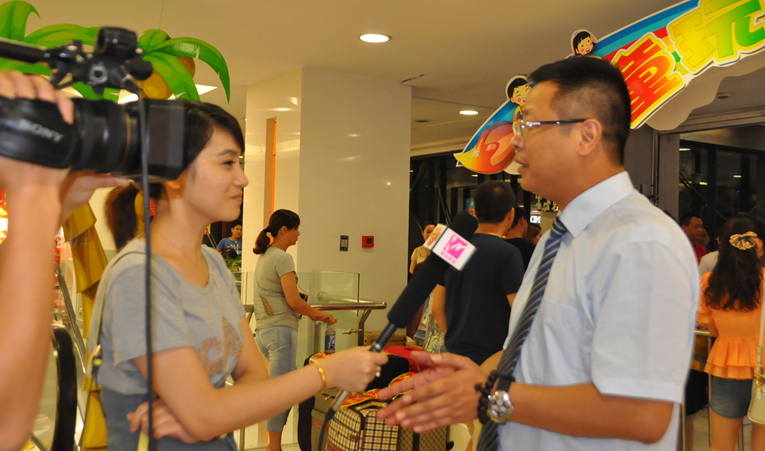 媒體爭相報道華億大搶節(jié)。圖為記者采訪華億國際常務副總張樹華。