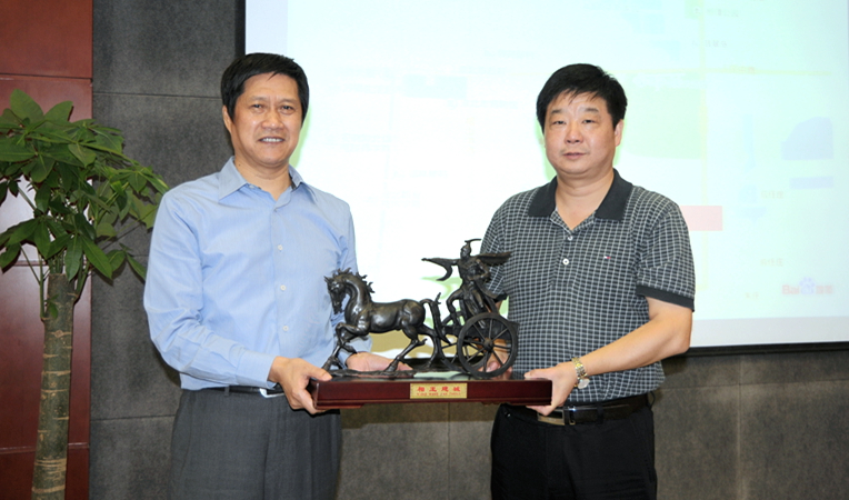 錢界殊書記代表相山區向華億集團贈送了“相王建城”的精美雕塑