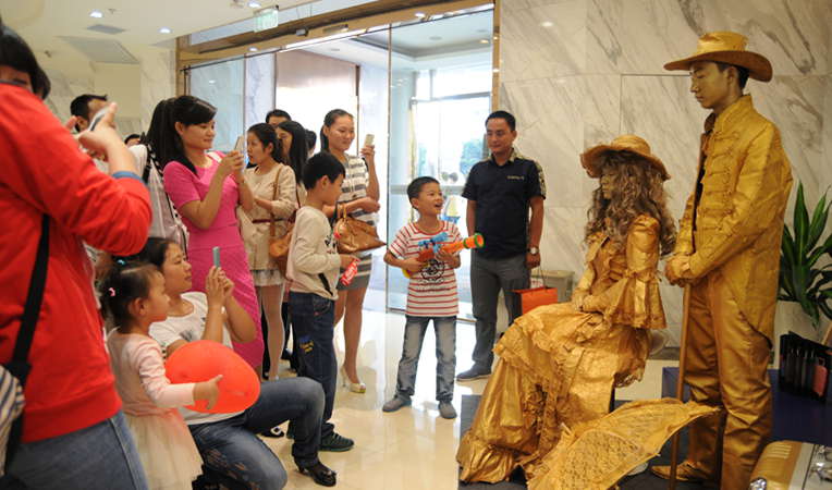 真人秀吸引了眾多顧客圍觀