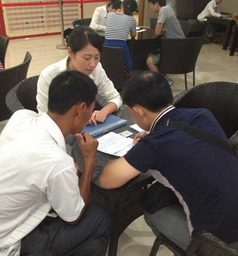 南陵華億廣場簽約區置業顧問耐心解答顧客問題