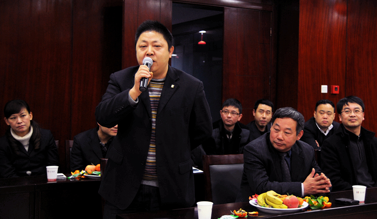 華億集團總裁助理陳雪榮代表華億置業公司恭祝新年快樂