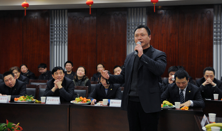 團拜會上,員工獻唱國粹京劇沙家浜選段——《想當初》