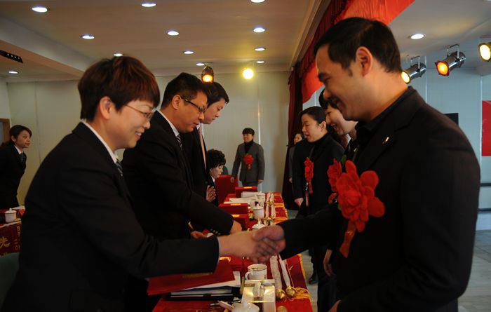 領(lǐng)導(dǎo)為2013年度先進(jìn)個人頒獎