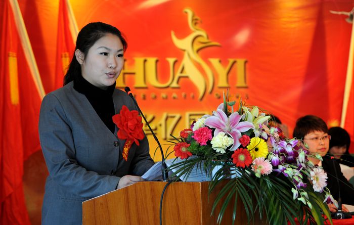 榮獲2013年度先進(jìn)個人員工代表上臺發(fā)言