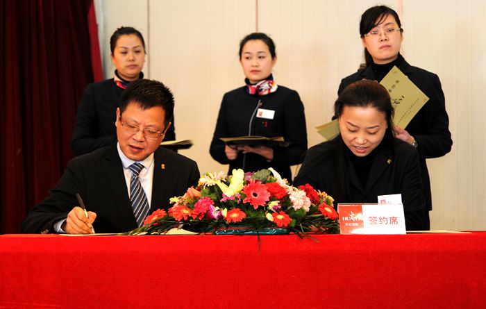 張樹華總經(jīng)理與旗艦店各樓層負(fù)責(zé)人簽訂《2014年度的經(jīng)營目標(biāo)責(zé)任書》