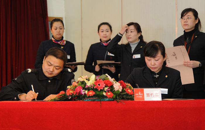 華億集團(tuán)安全保衛(wèi)處副處長、華億國際安保部經(jīng)理楊義海與旗艦店各樓層簽訂《安全目標(biāo)責(zé)任書》