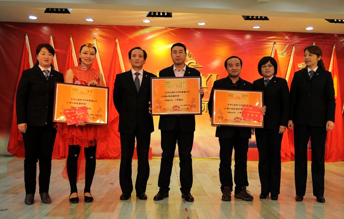 獲得文藝演出優(yōu)勝獎代表上臺領(lǐng)獎