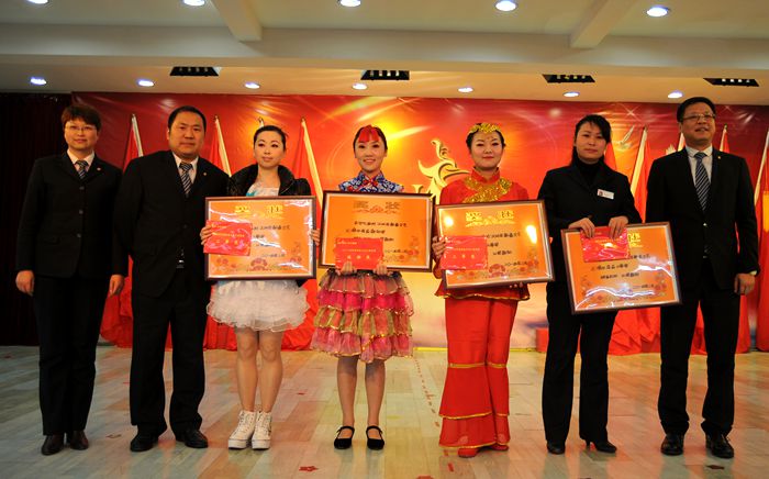 獲得文藝演出三等獎代表上臺領(lǐng)獎