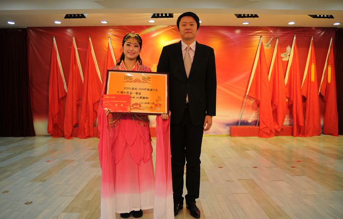 獲得文藝演出一等獎代表上臺領(lǐng)獎