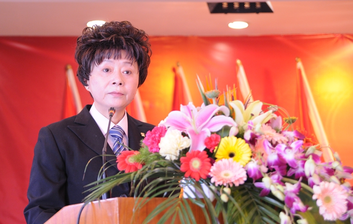 華億國際副總經(jīng)理章國琴宣讀2013年度表彰先進(jìn)的決定