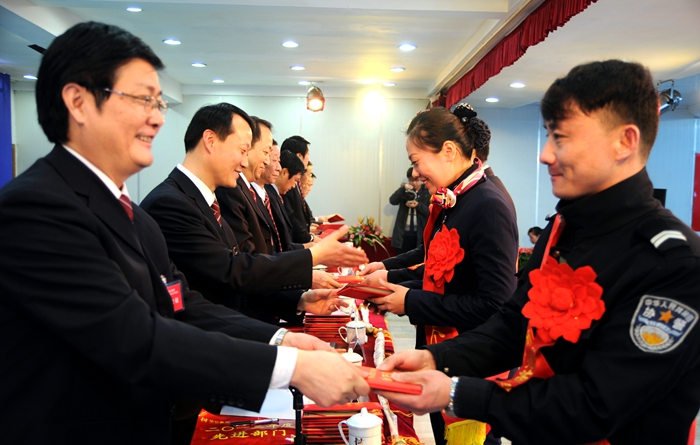 集團領導給先進個人頒獎