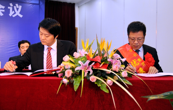 項領總裁與華億國際總經理簽訂2014年度《經營管理目標責任書》和《安全生產目標責任書》