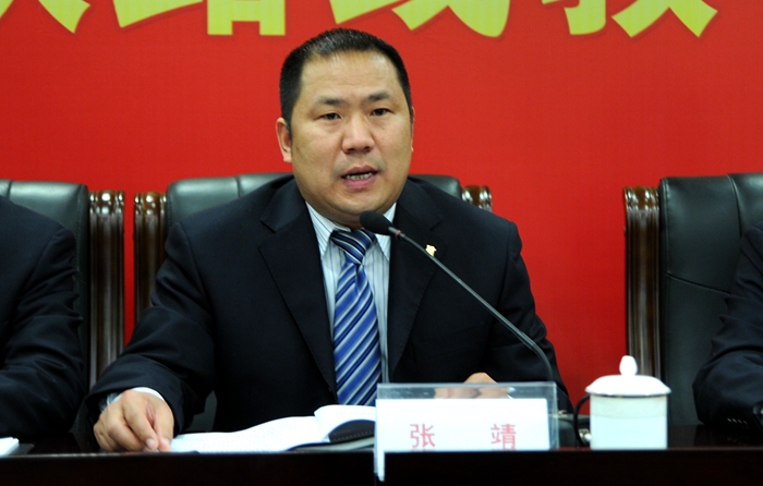 華億集團(tuán)黨委委員張靖宣讀了《華億集團(tuán)黨委關(guān)于開展黨的群眾路線教育實(shí)踐活動(dòng)實(shí)施方案》