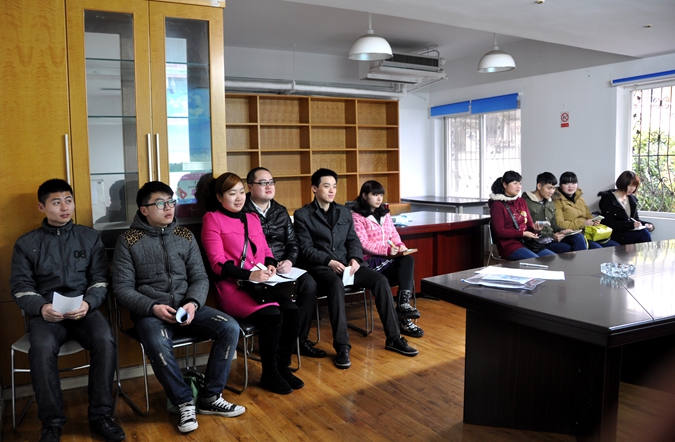 偉晨公司新進員工認真參加培訓