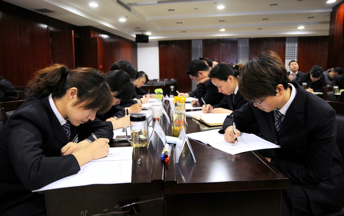 學(xué)員認(rèn)真完成課堂互動練習(xí)