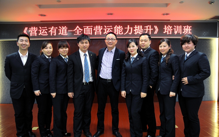 學(xué)員和謝君老師合影