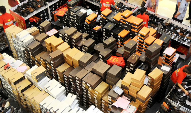 “大搶節(jié)”貨品堆積如山