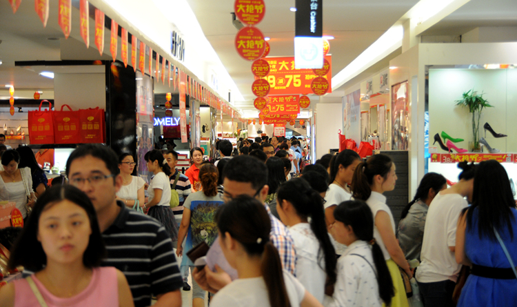 “大搶節(jié)”期間商場內人流如潮