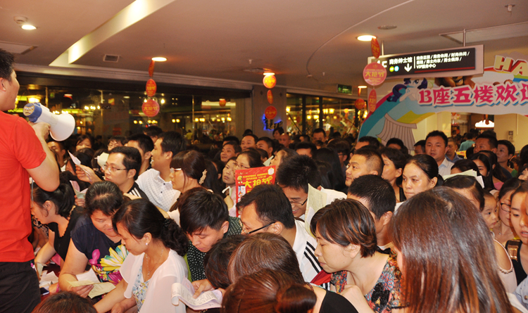 “大搶節(jié)”特價(jià)貨品遭瘋搶