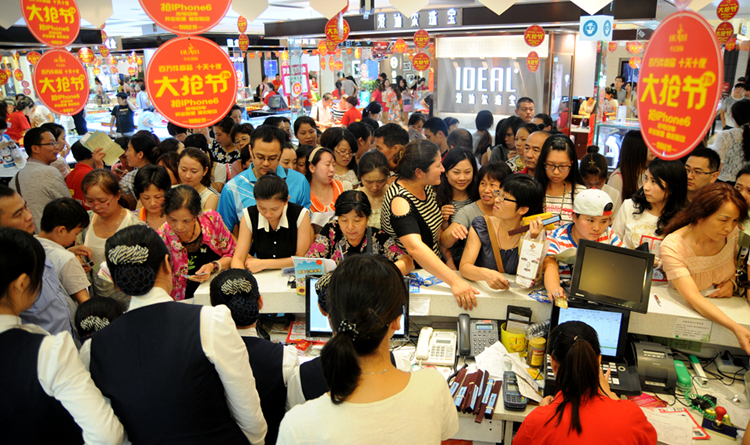 收銀臺前人頭攢動