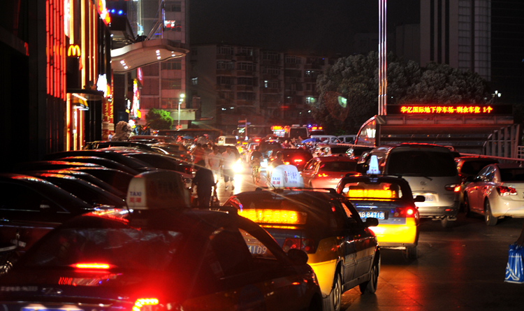 步行街華億廣場(chǎng)車(chē)水馬龍