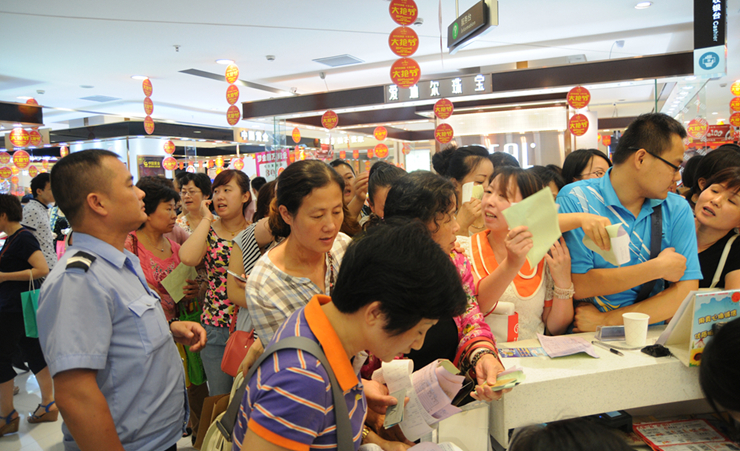 消費(fèi)者排隊(duì)付款