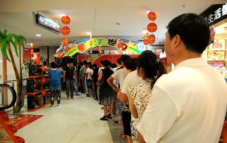 顧客排隊(duì)“搶”電動(dòng)車(chē)