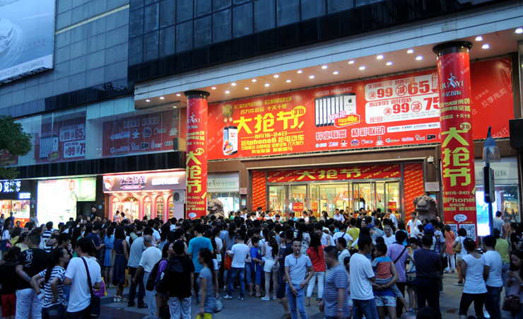 活動(dòng)開(kāi)始,人潮涌入華億國(guó)際