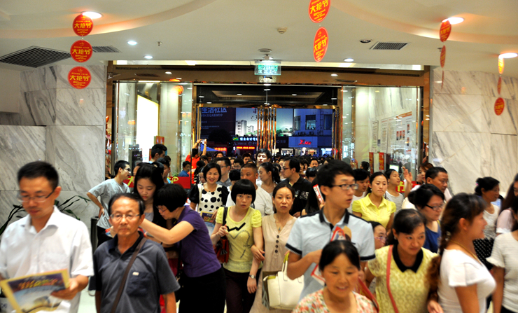 活動(dòng)開(kāi)始,人潮涌入華億國(guó)際