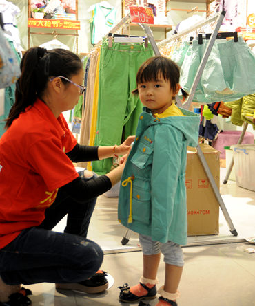 大搶節(jié)期間,華億國(guó)際工作人員幫助寶寶試穿衣服