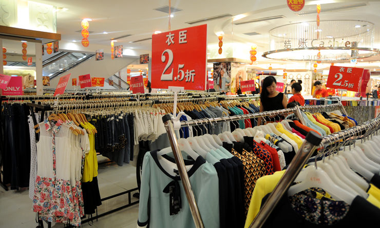 “大搶節(jié)”特價服飾備貨足