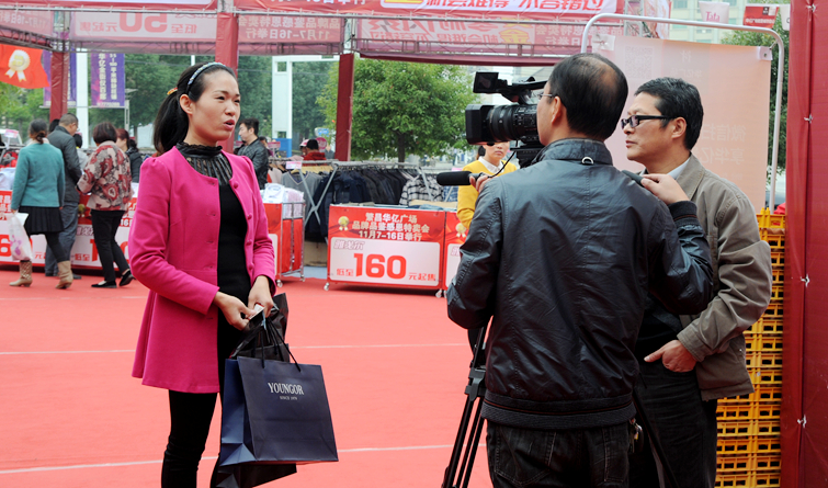 特賣會現場繁昌消費者接受采訪