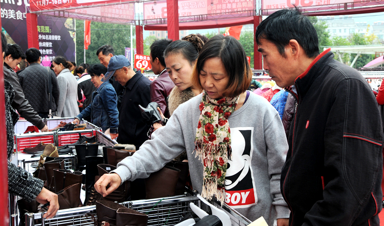 消費者選購特惠鞋品